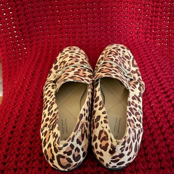 Cheetah flats with gold accent - Picture 2 of 4